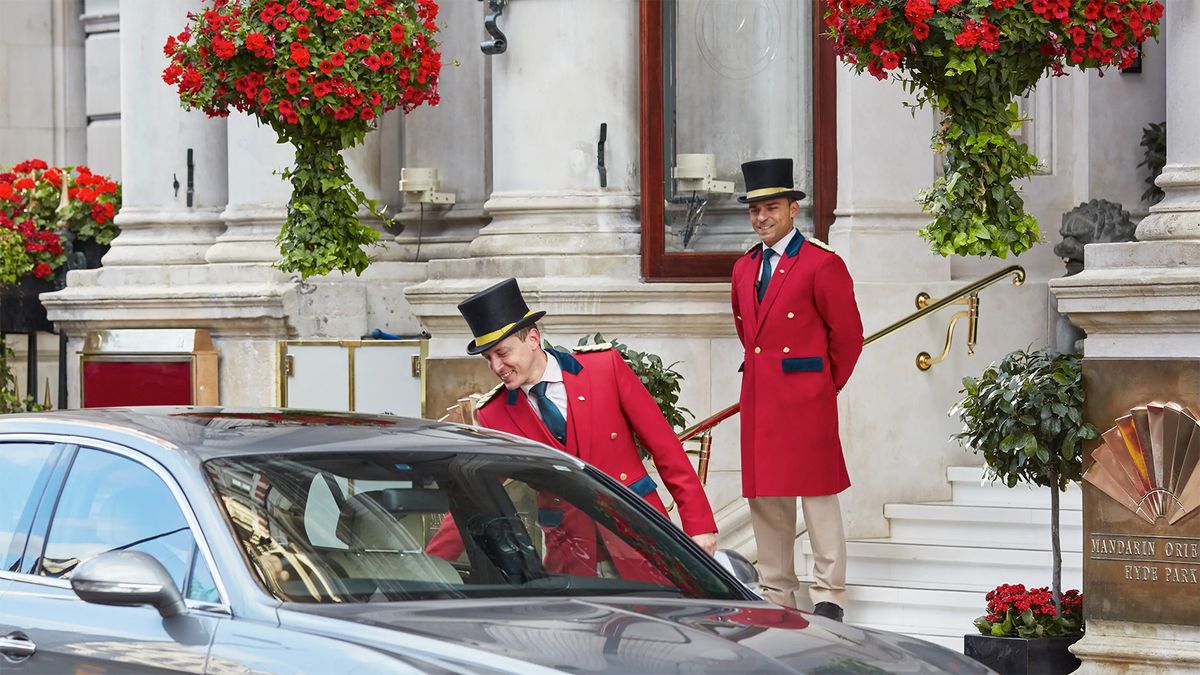 Luxury travels in london using London chauffeur service, luxury cars, luxury car hire